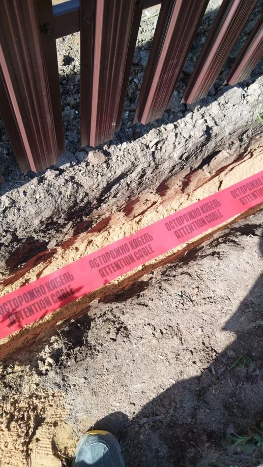 Монтаж ливневой трубы вдоль забора для отвода дождевой воды с участка